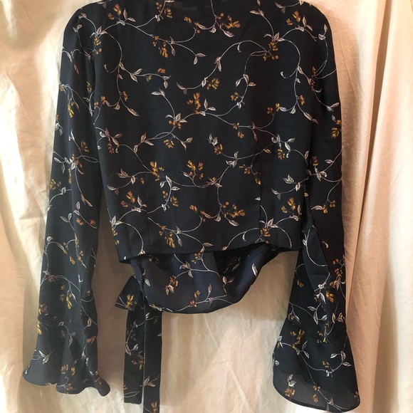 Wrap around top - Picture 1 of 3